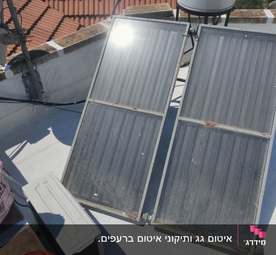 פאנלים סולאריים על גג עם איטום סביבם